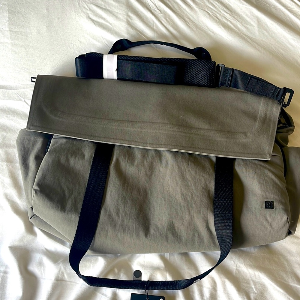 Great Lululemon Early embark bag. New with tags. 149.00